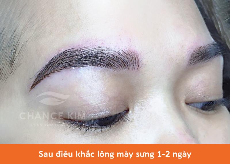 Điêu khắc lông mày sẽ gây sưng đỏ, thời gian hồi phục vẻ đẹp tự nhiên khác nhau tùy thuộc vào từng cơ thể và dịch vụ cung cấp bởi đơn vị làm đẹp.