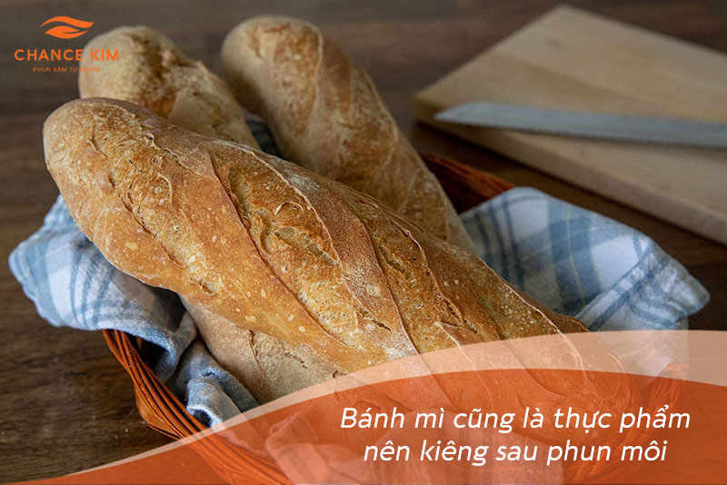 Nên kiêng ăn bánh mì trong khoảng 1-2 tuần sau phun môi