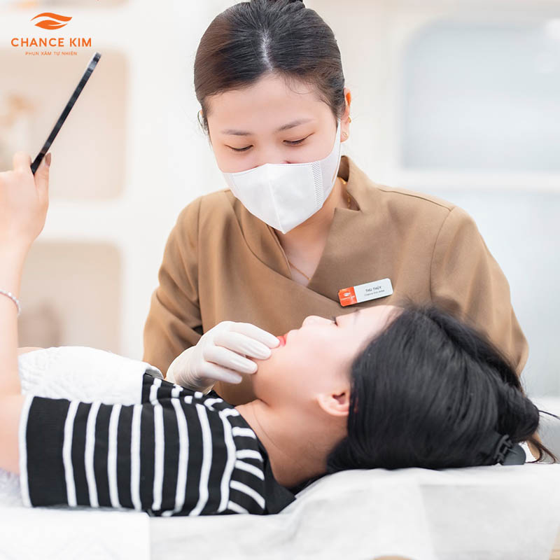 Sau khử thâm môi 2 tháng thì chị em có thể tiến hành phun môi