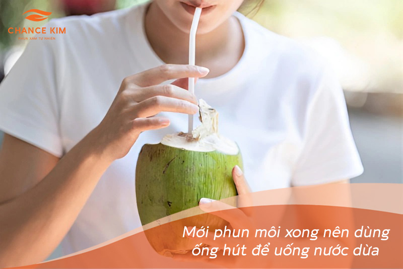 Cần lưu ý về cách uống nước dừa sao cho đúng để đem lại hiệu quả tốt nhất cho môi sau phun