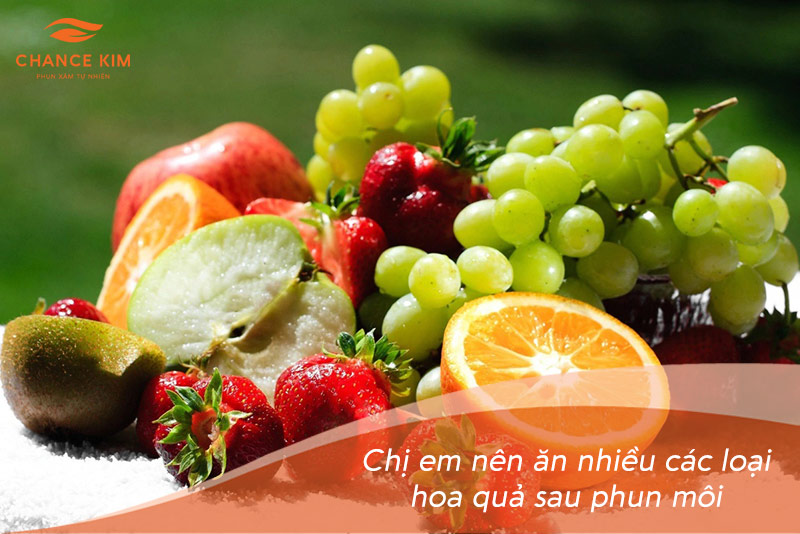 Hoa quả có chứa hàm lượng Vitamin và khoáng chất dồi dào, rất tốt cho môi sau phun